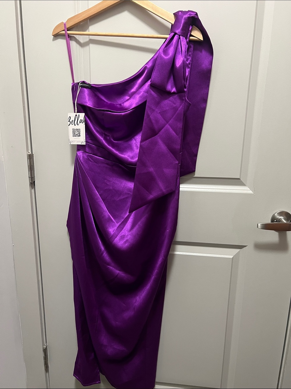 One-Shoulder Satin Dress with a high slit in Vibrant Purple